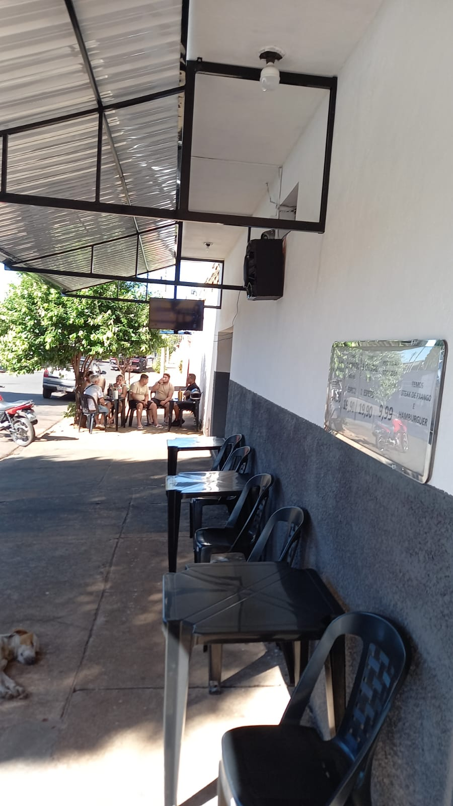 Mesas na área externa coberta do Toledo's Bar
