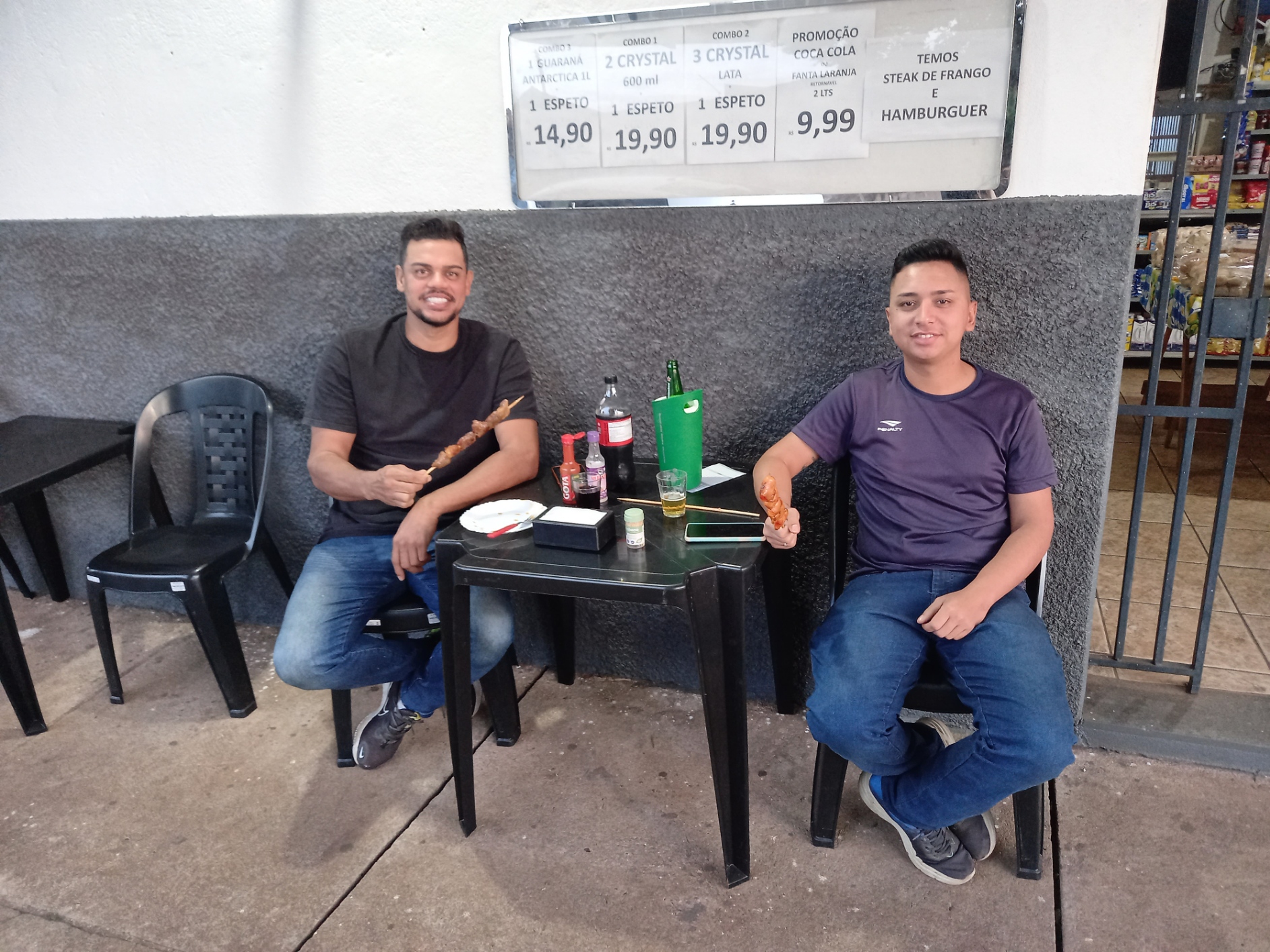 Clientes aproveitando espetinhos no Toledo's Bar