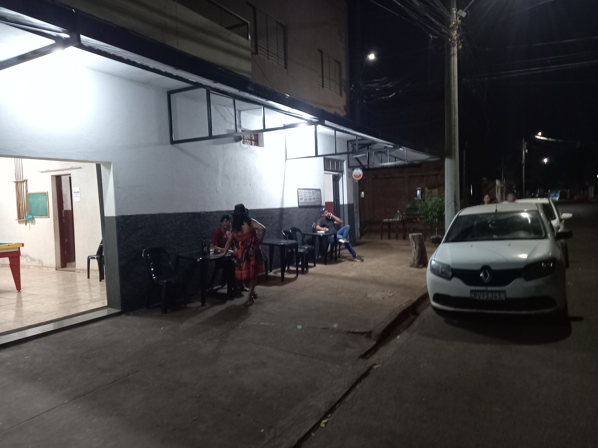 Área externa do Toledo's Bar durante a noite