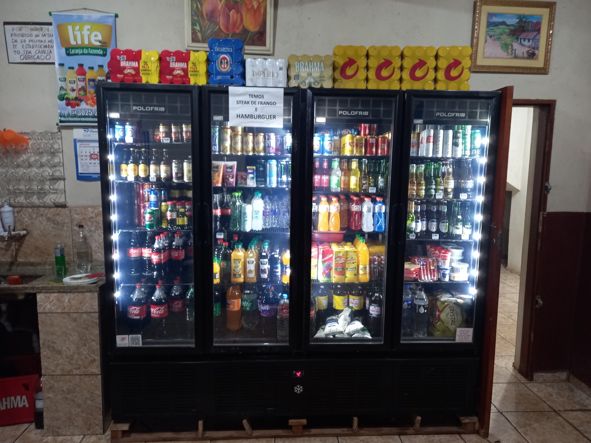 Geladeiras abastecidas com bebidas no Toledo's Bar